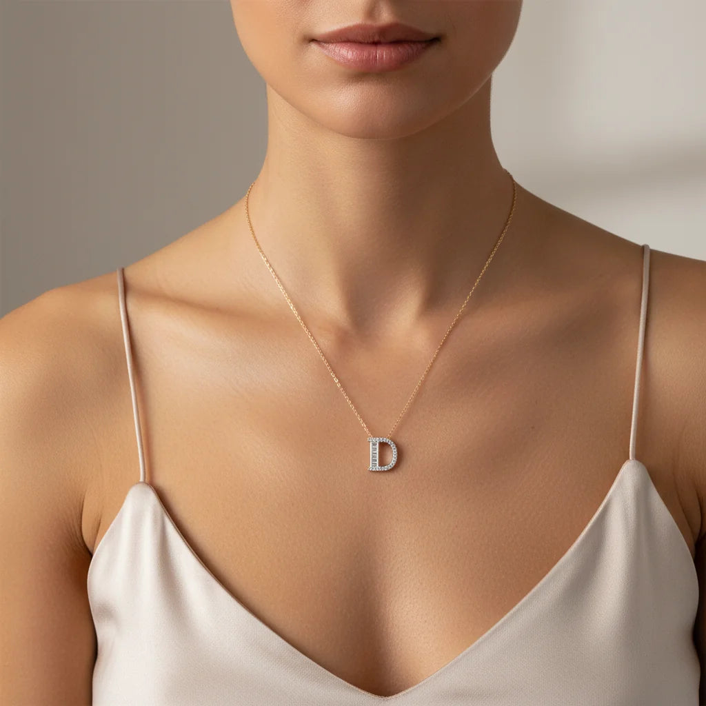 0,18 Karat Pırlanta Baget Harfli Kolye "D" - Venta Jewelry