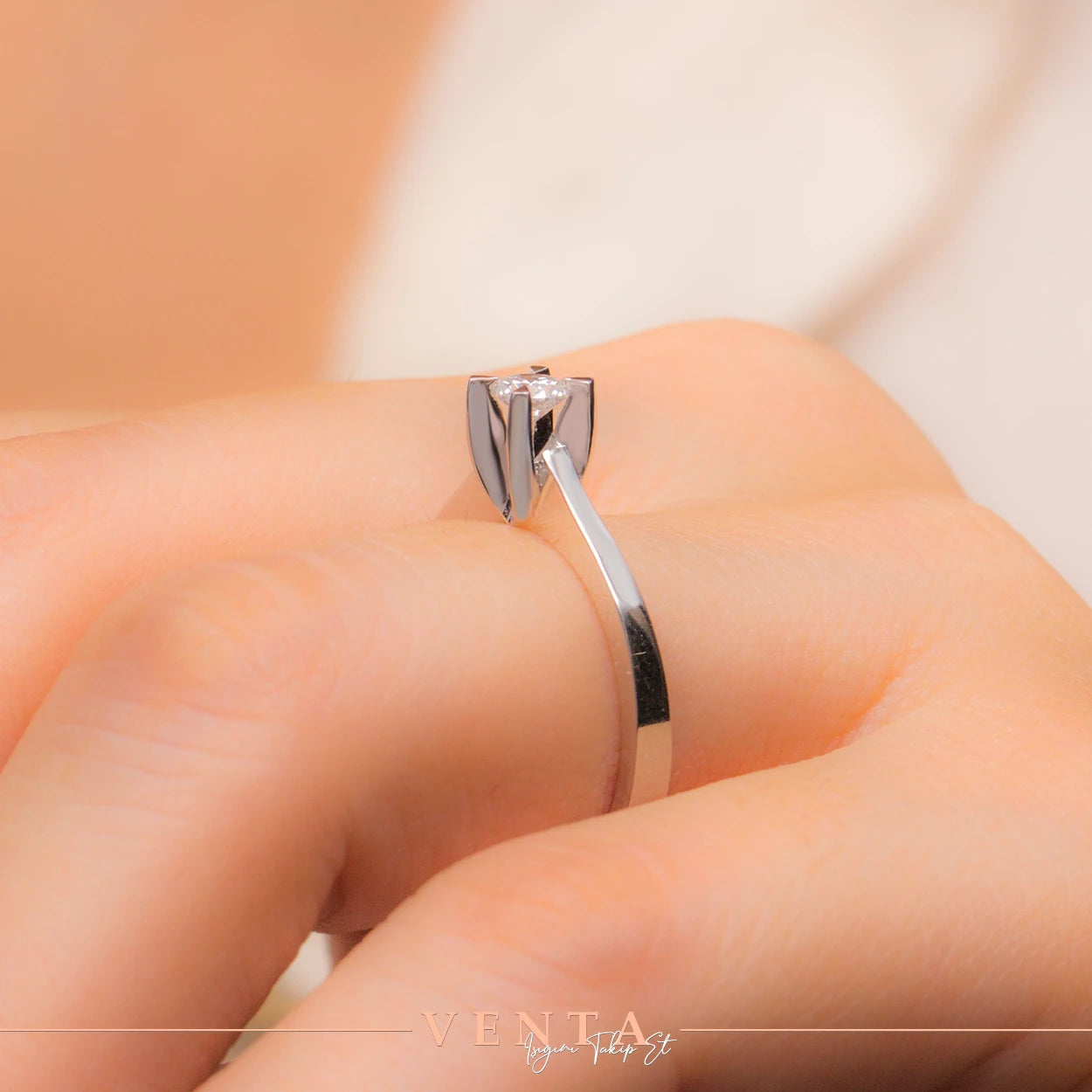 HRD Sertifikalı 0,40 Karat Tektaş Pırlanta Yüzük "Rima"