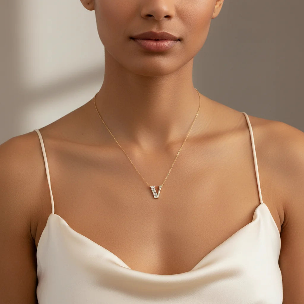 0,23 Karat Pırlantalı Baget Harfli Kolye "V" - Venta Jewelry