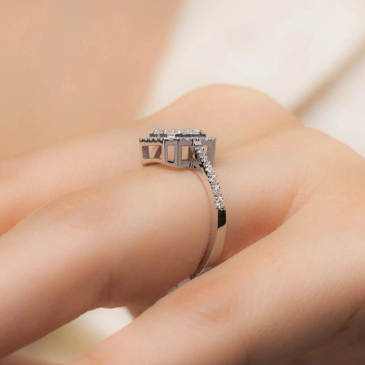 0,60 Karat Baget Pırlanta Yüzük "Efza" - Venta Jewelry