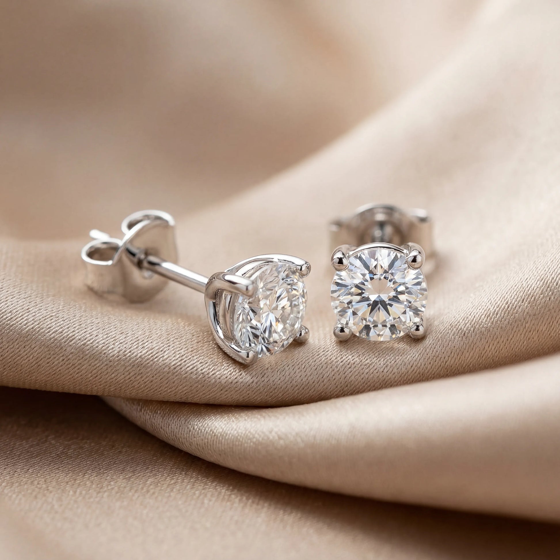0,64 Karat Tektaş Pırlanta Küpe, F Renk SI - Venta Jewelry

