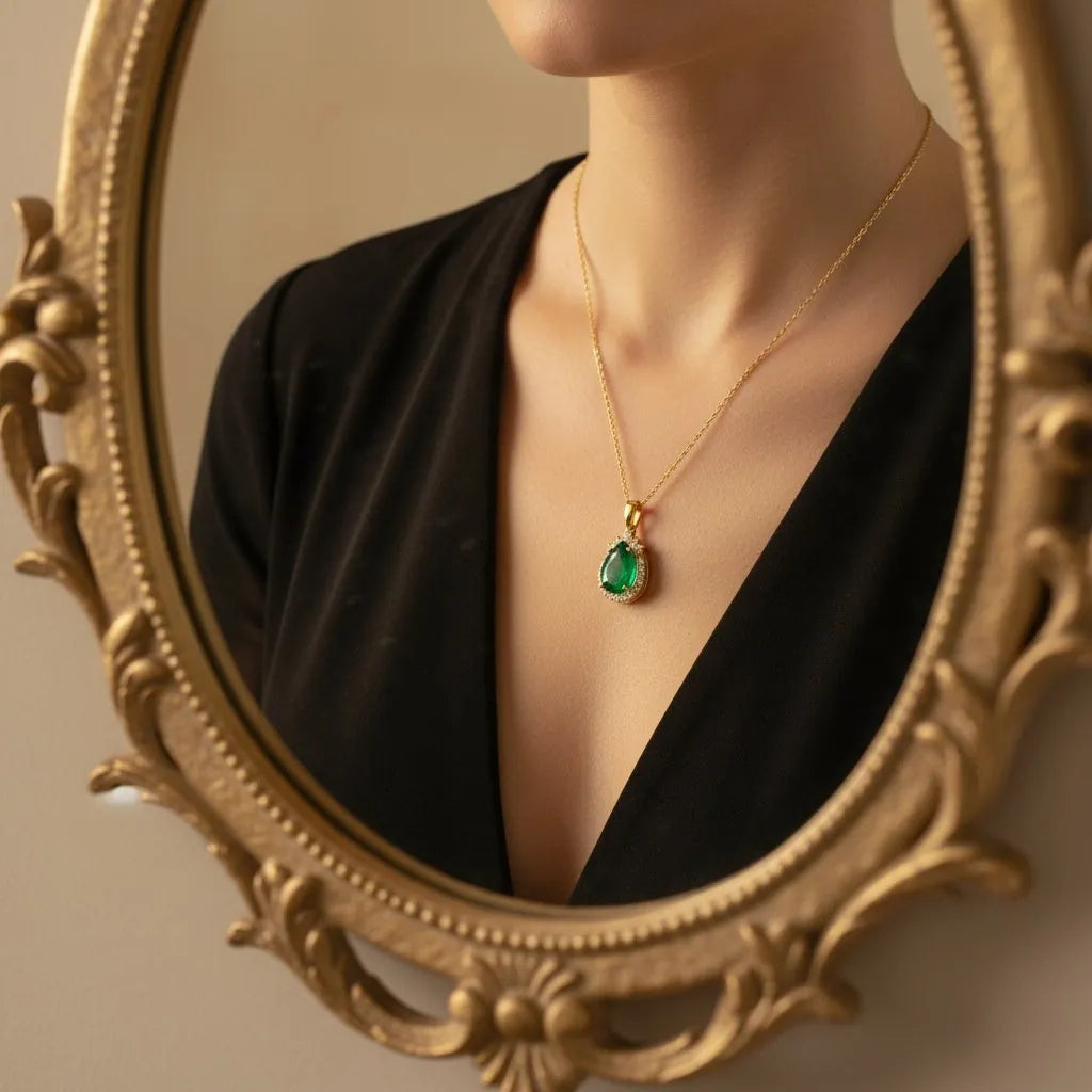 0,88 Karat Pırlantalı Zümrüt Kolye, F Renk SI - Venta Jewelry
