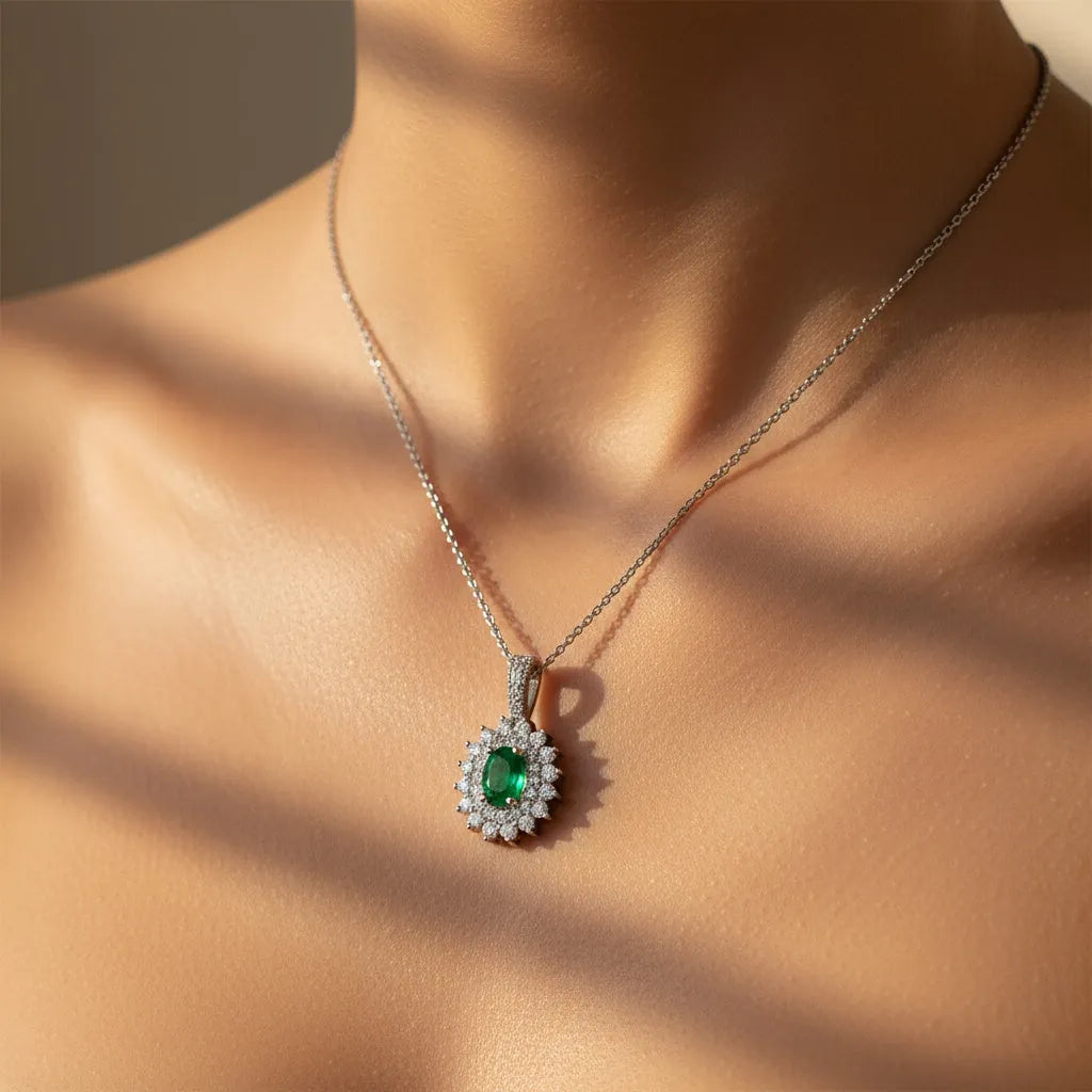 0,92 Karat Pırlantalı Zümrüt Kolye, F Renk SI - Venta Jewelry

