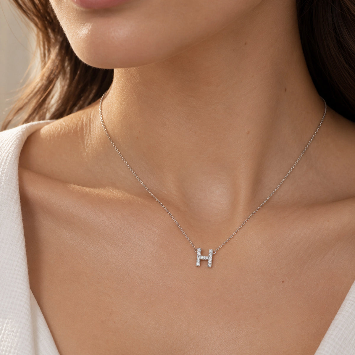 0,05 Karat Pırlantalı Harfli Kolye "H"
