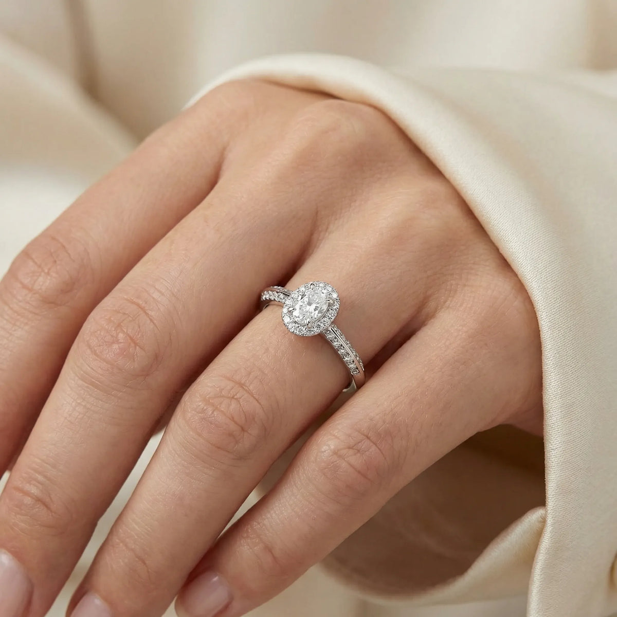 HRD Sertifikalı 0,62 Karat Oval Tektaş Pırlanta Yüzük, F Renk SI - Venta Jewelry
