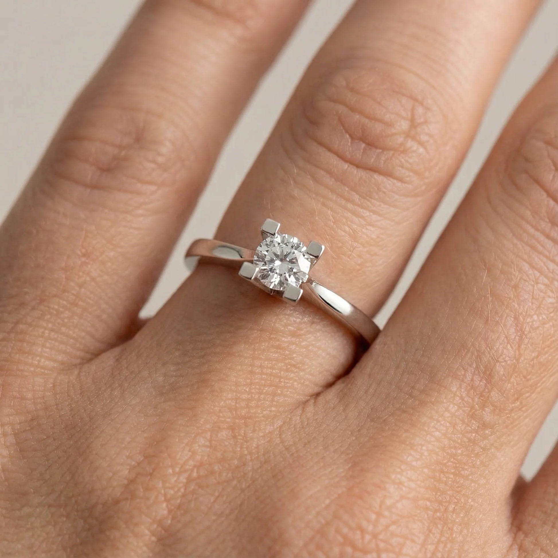 HRD Sertifikalı 0,70 Karat Tektaş Pırlanta Yüzük "Liya" - Venta Jewelry