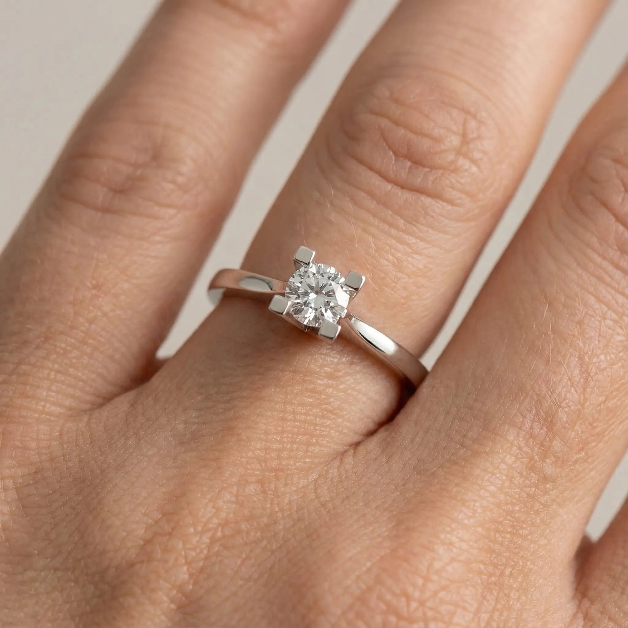 HRD Sertifikalı 0,70 Karat Tektaş Pırlanta Yüzük "Liya", F Renk SI2 - Venta Jewelry