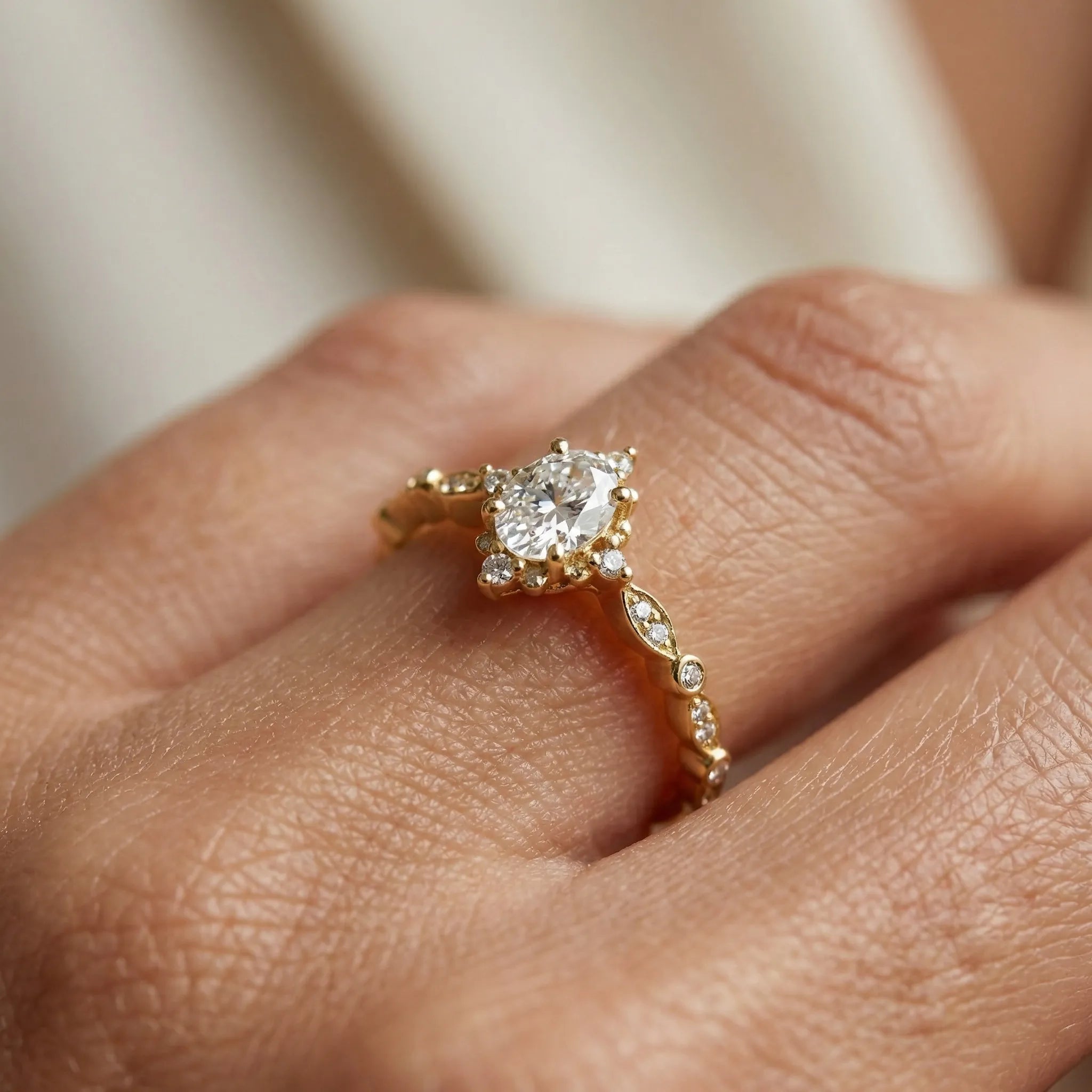 HRD Sertifikalı 0,85 Karat Oval Tektaş Pırlanta Yüzük, F Renk SI - Venta Jewelry