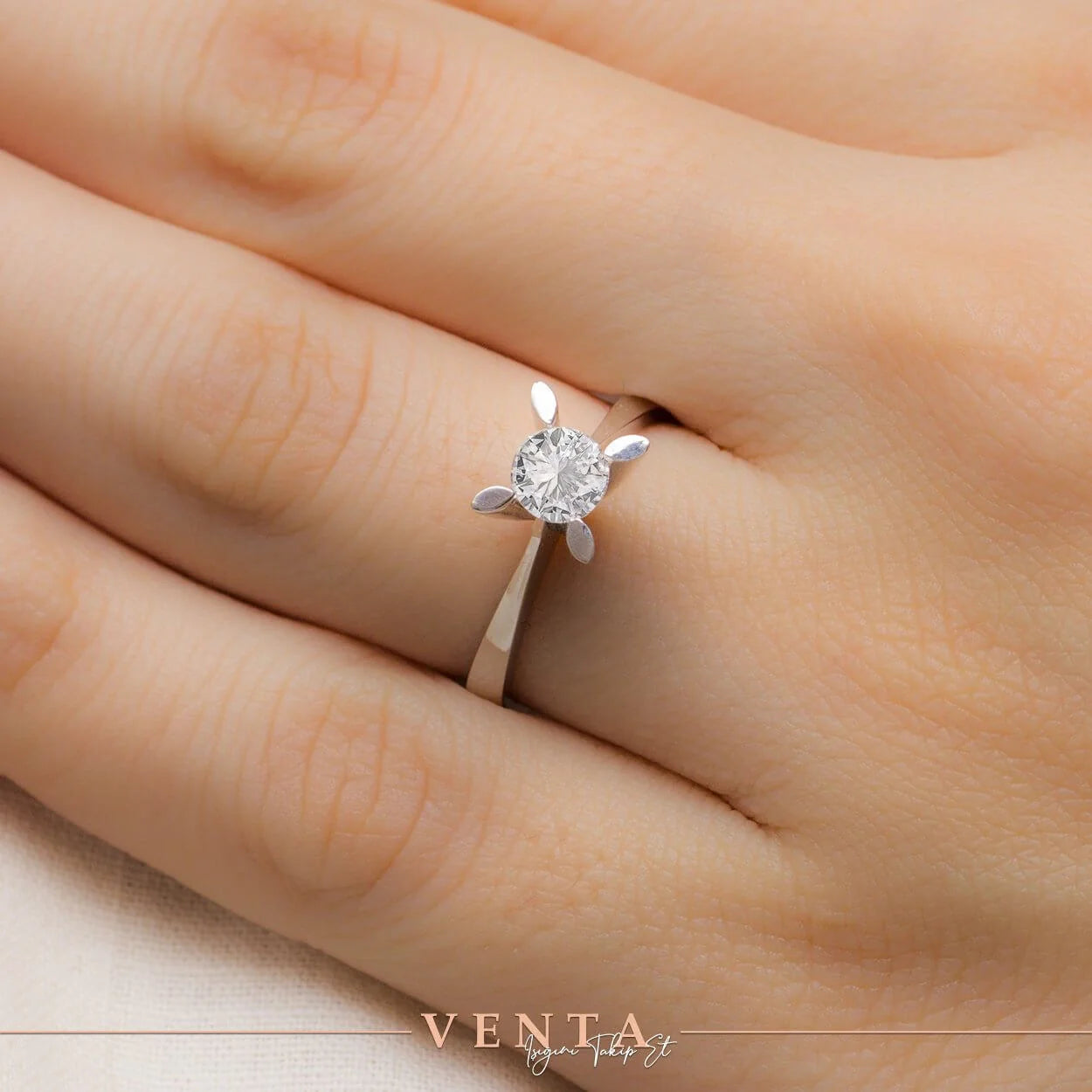 HRD Sertifikalı 0,90 Karat Tektaş Pırlanta Yüzük "Badem" - Venta Jewelry