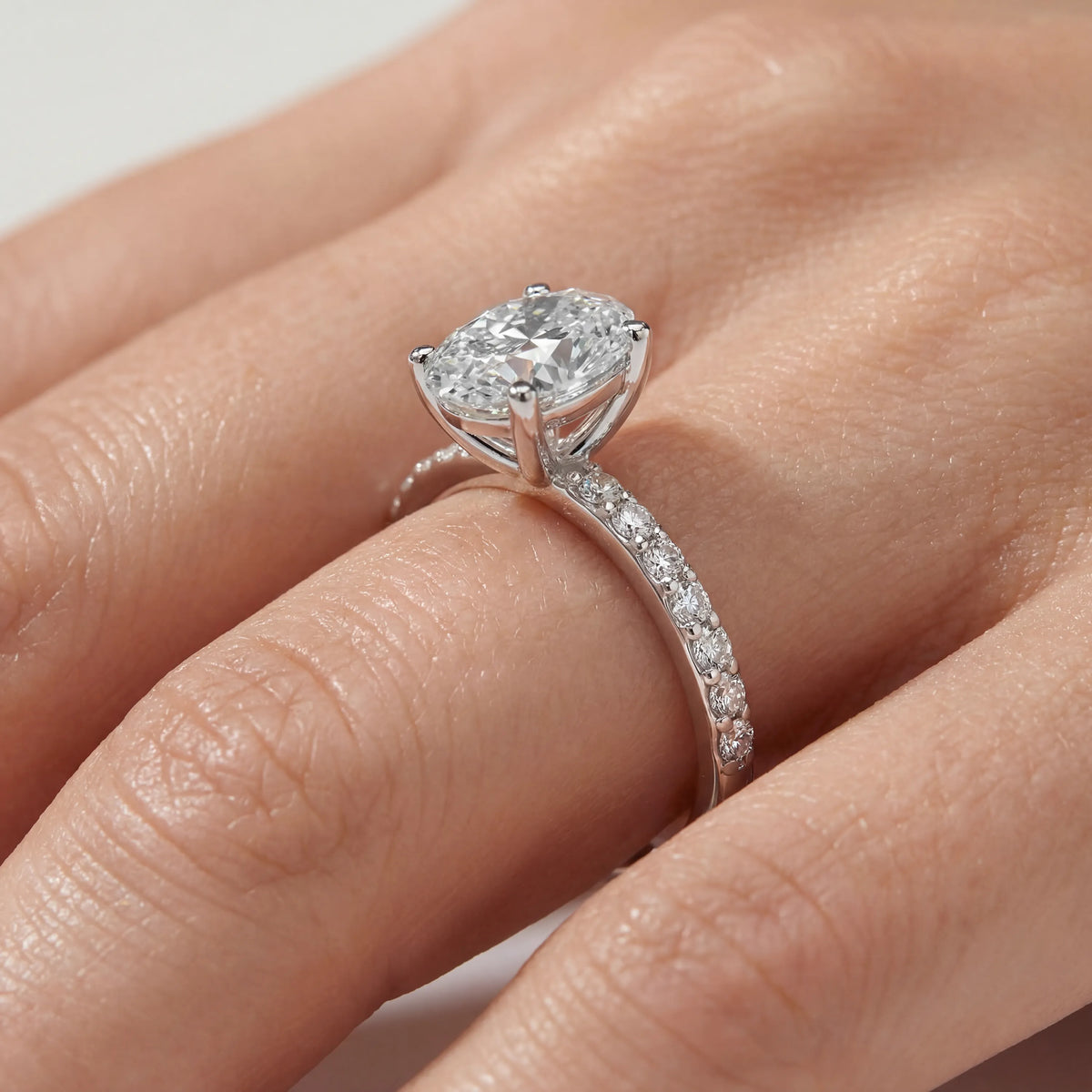 HRD Sertifikalı 1,66 Karat E Renk Kolu Taşlı Oval Tektaş Pırlanta Yüzük, F Renk SI - Venta Jewelry
