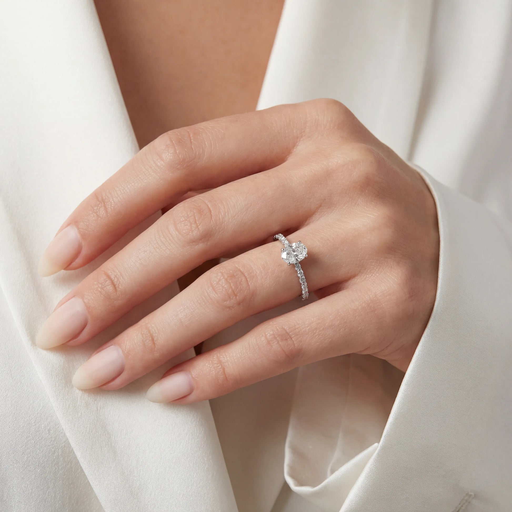 HRD Sertifikalı 1,66 Karat E Renk Kolu Taşlı Oval Tektaş Pırlanta Yüzük, F Renk SI - Venta Jewelry
