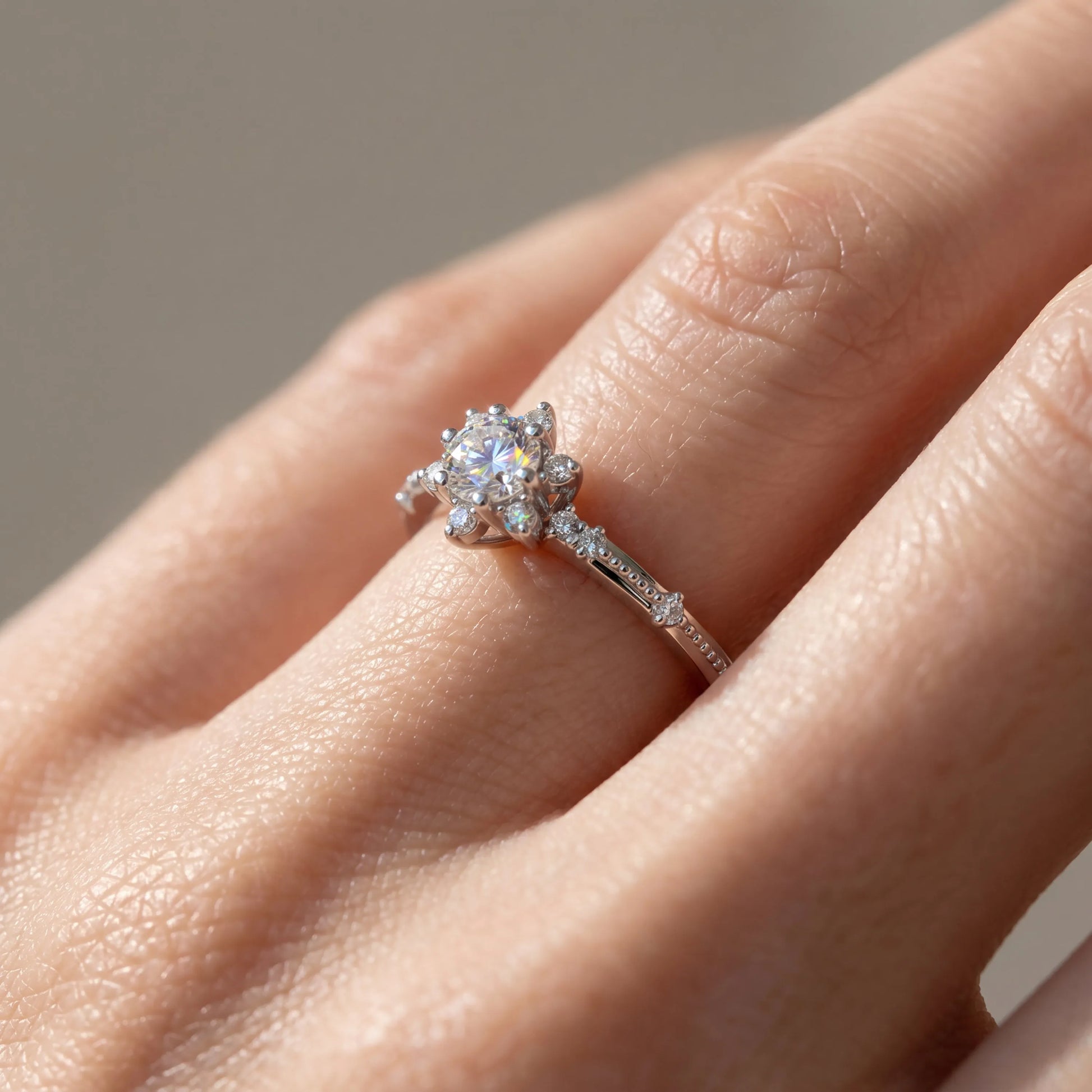 HRD Sertifikslı 0,47 Karat Tasarım Lotus Tektaş Pırlanta Yüzük, F Renk SI - Venta Jewelry
