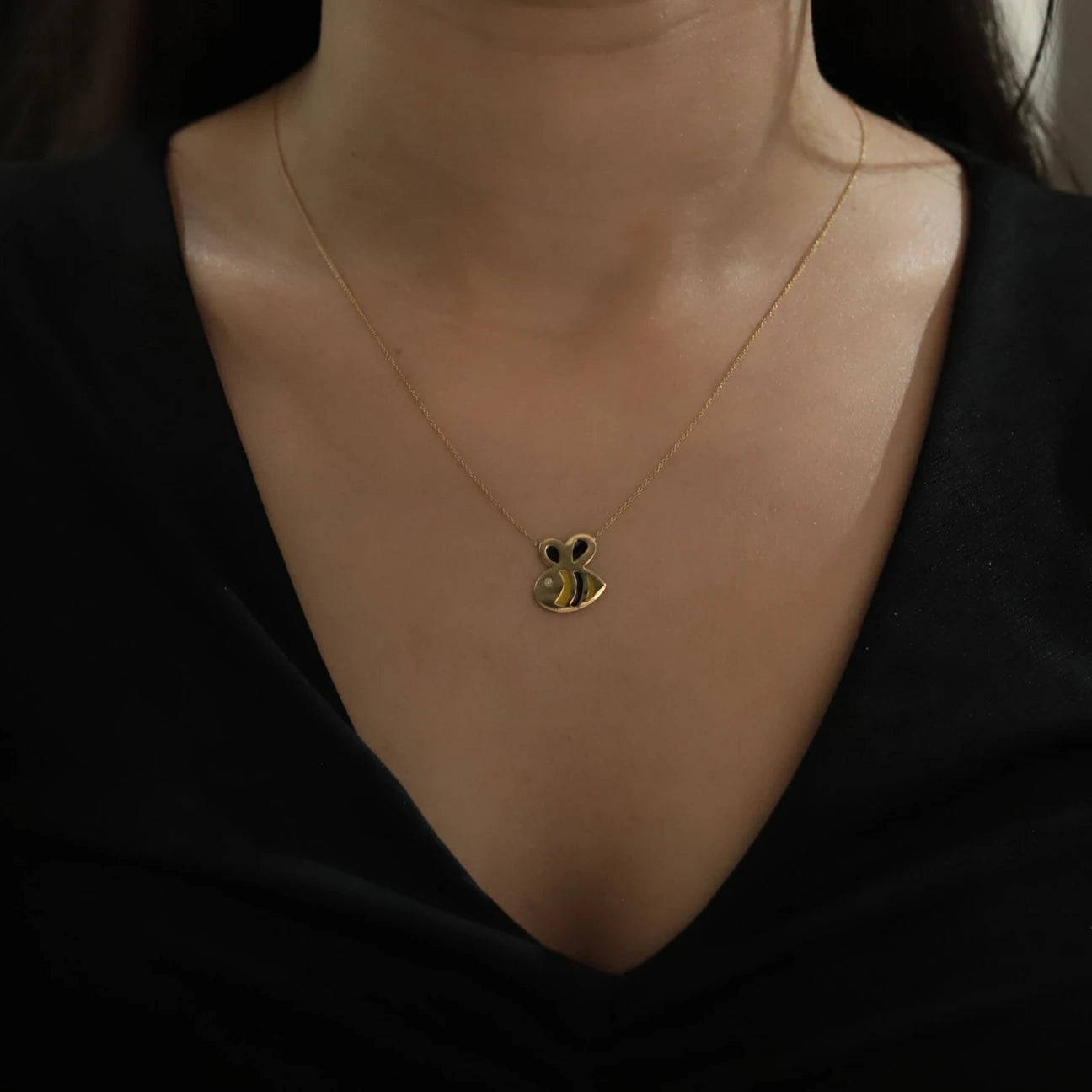 0,01 Karat Pırlanta Kolye "Arı"