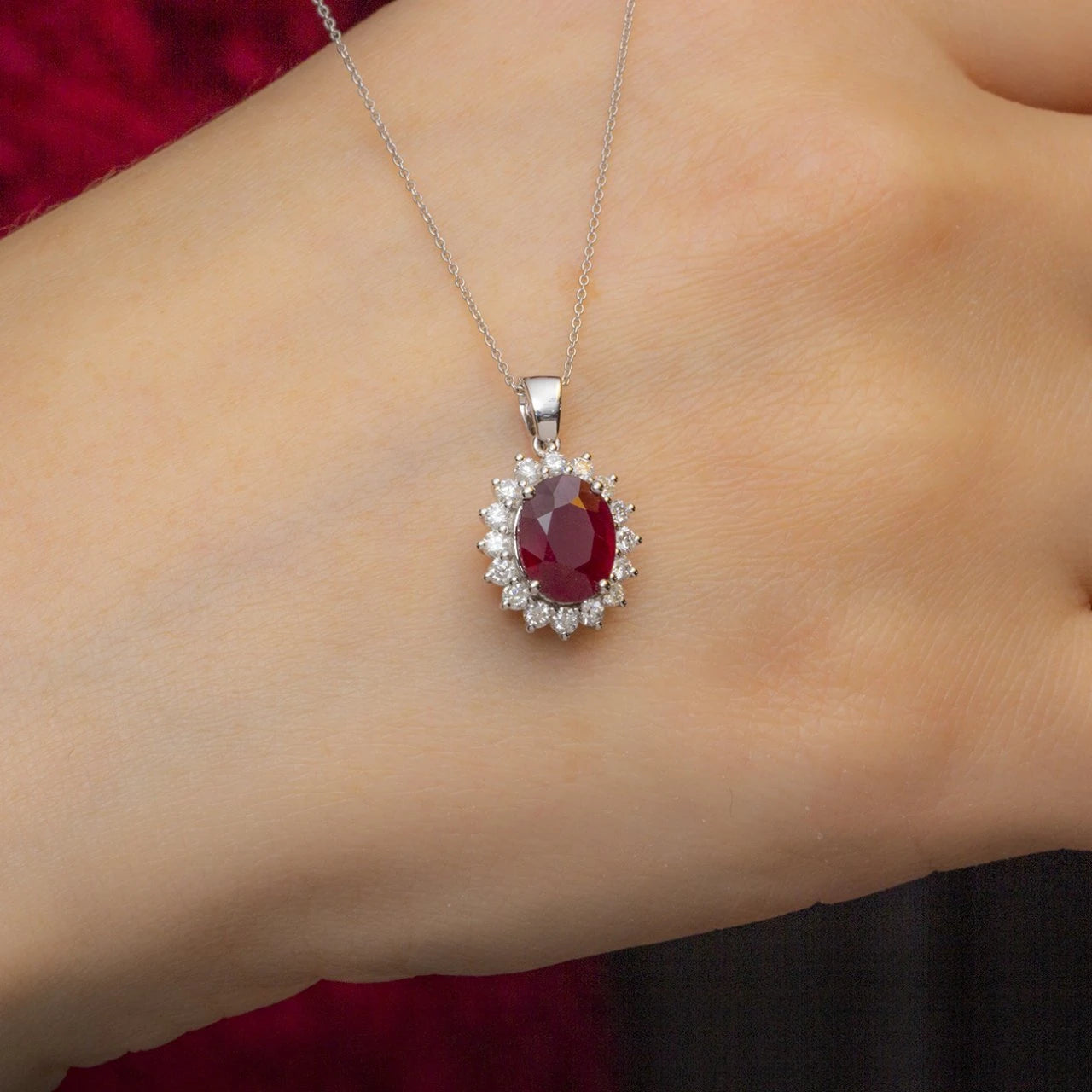 5,23 Karat Pırlantalı Yakut Kolye