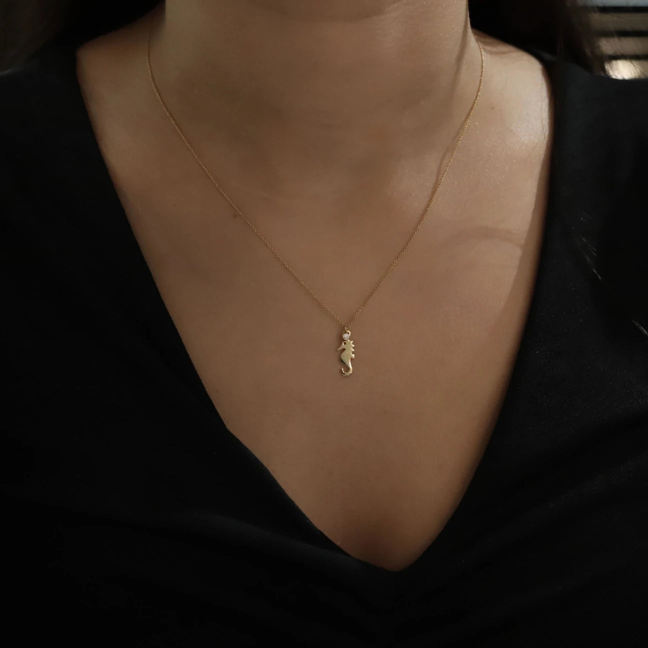 0,02 Karat Pırlanta Kolye "Deniz Atı"