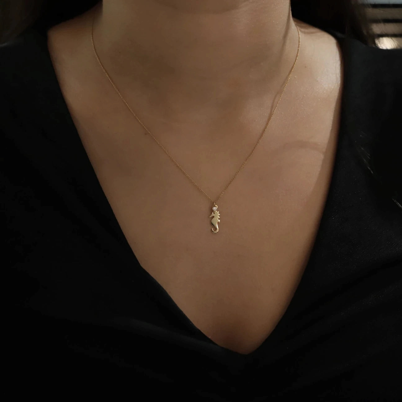0,02 Karat Pırlanta Kolye "Deniz Atı" alternatif görünüm