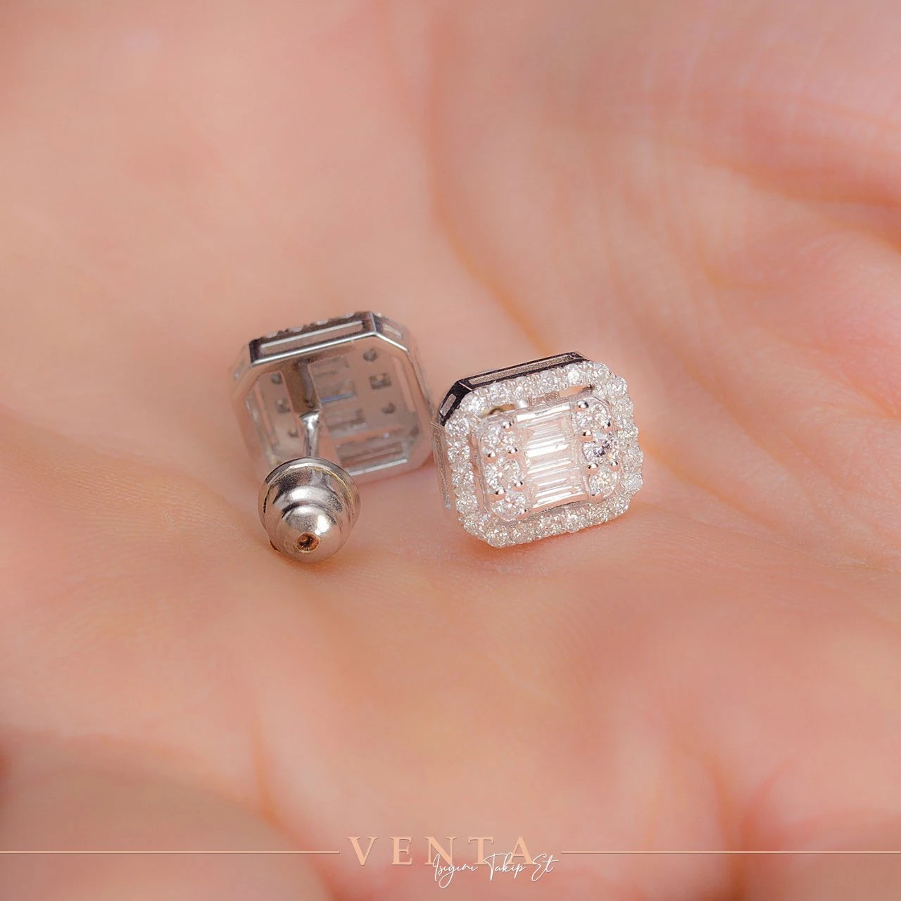 0,66 Karat Baget Pırlanta Küpe "İLMA"