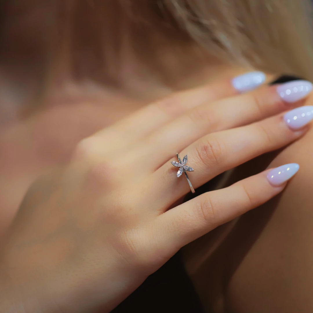 0,13 Karat Tasarım Baget Pırlanta Yüzük