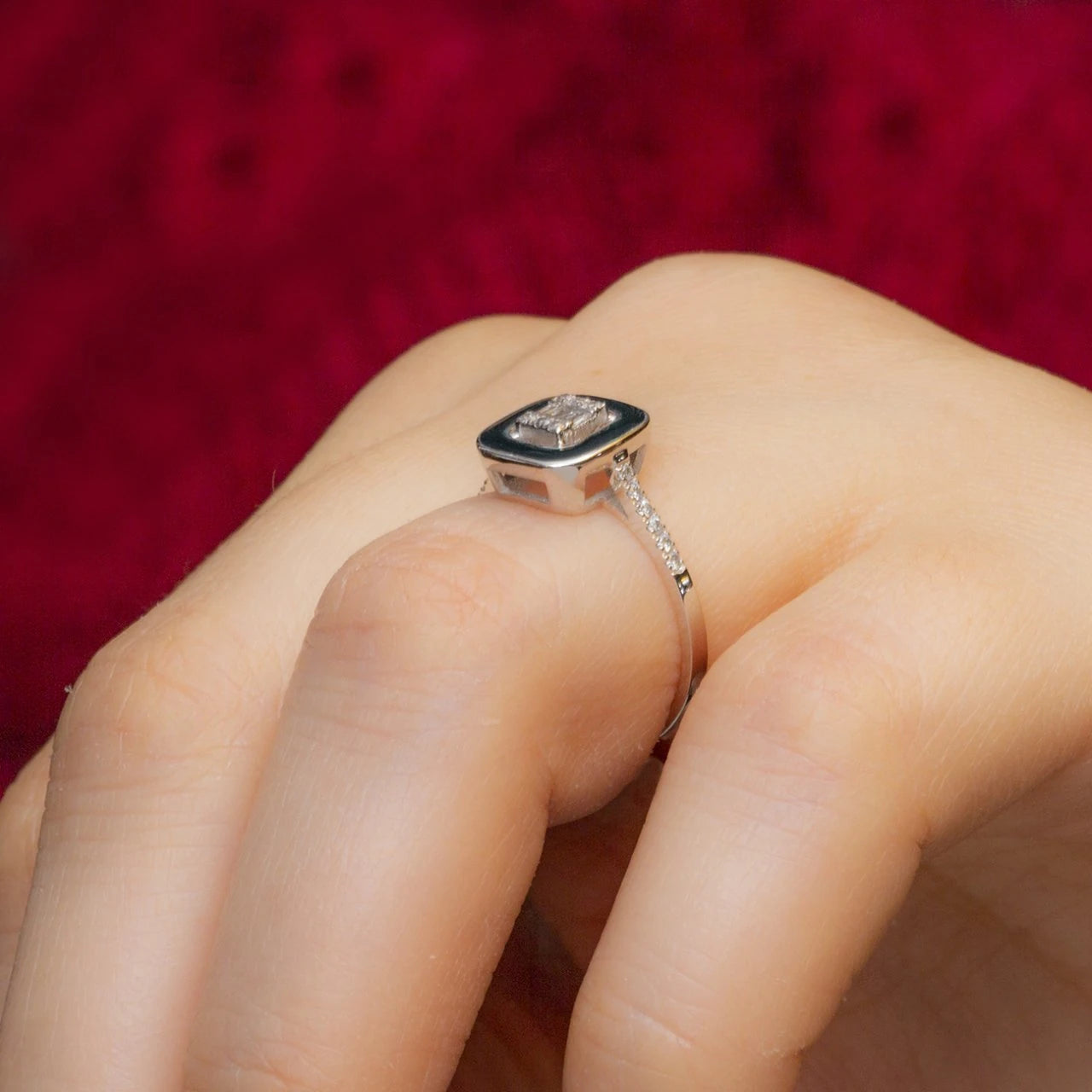 0,15 Karat Mineli Baget Pırlanta Yüzük "Mina"