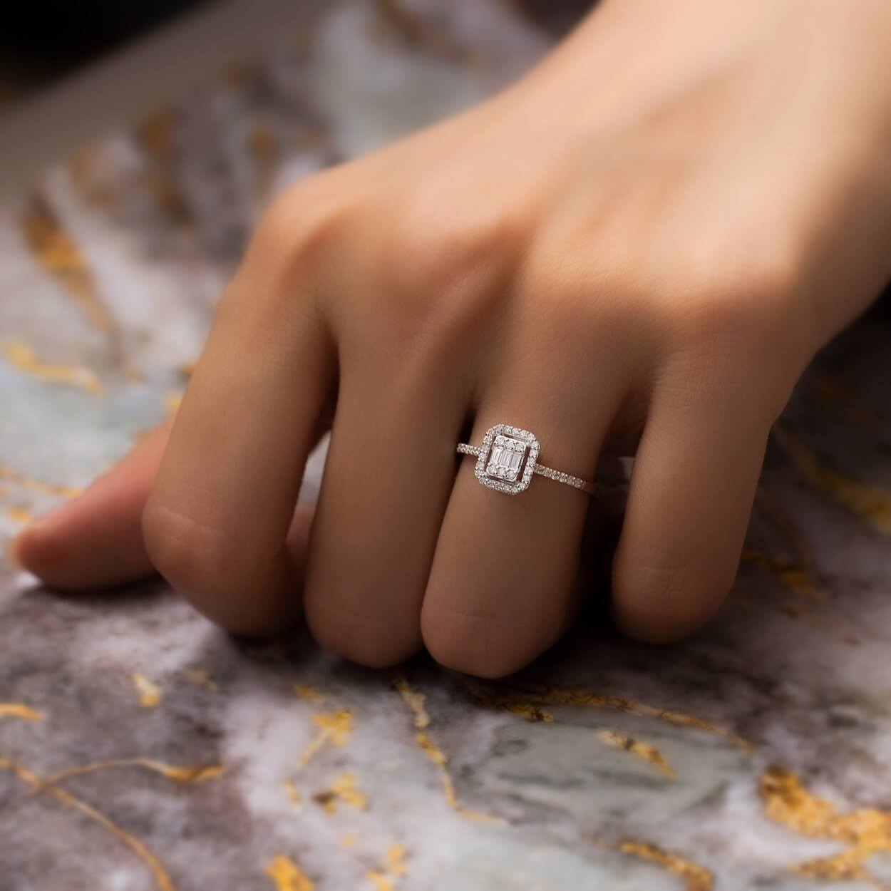 0,30 Karat Baget Pırlantalı Yüzük "Efza"