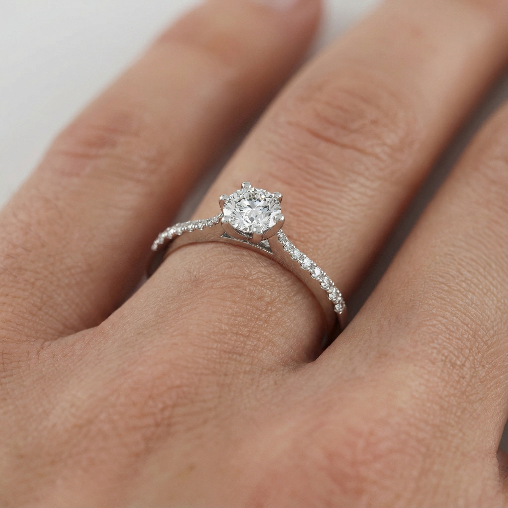 HRD Sertifikalı 0,50 Karat Kolu Taşlı Tektaş Pırlanta Yüzük